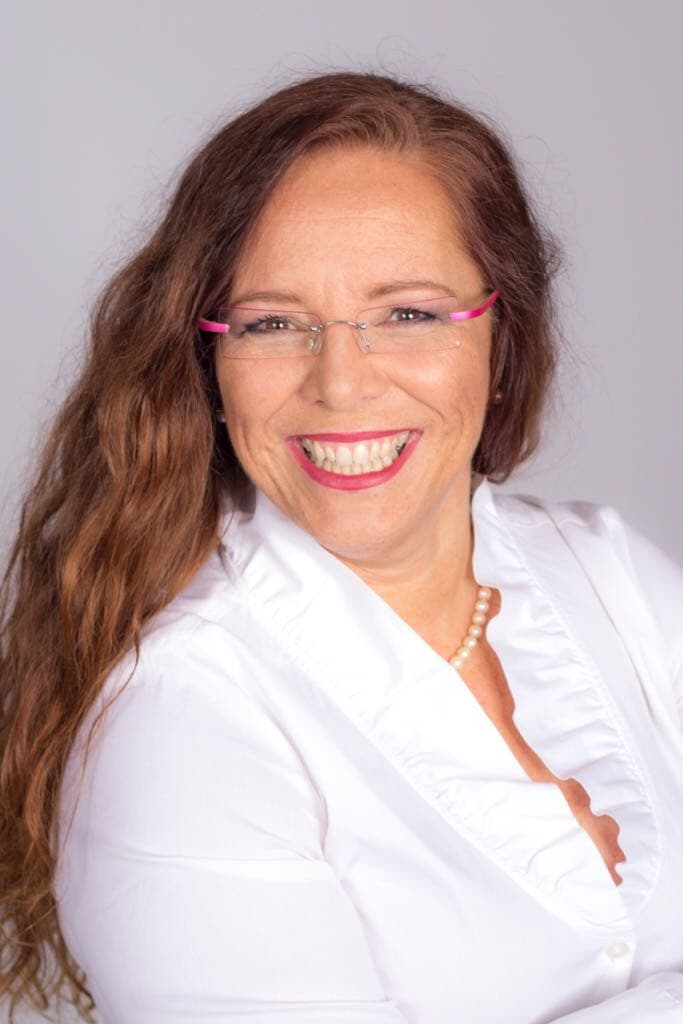 Vladislava Pospíšilová v bílé halence, usmívá se