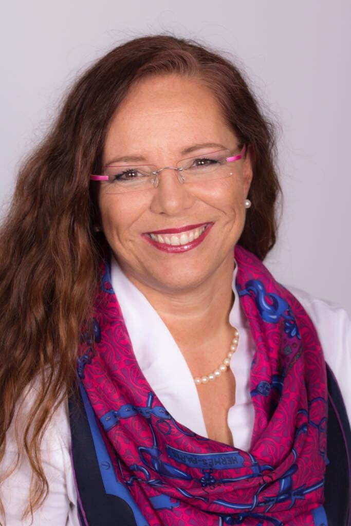 Vladislava Pospíšilová s růžovo-modrým šátkem, jemný úsměv